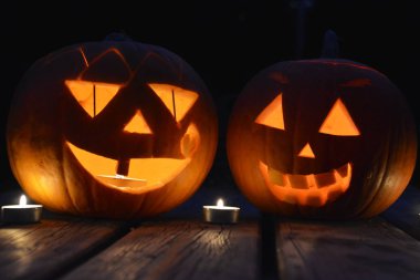 karanlıkta parlayan ürkütücü küçük cadılar bayramı kabakları