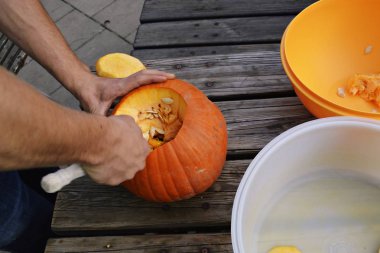 cadılar bayramı için bir kabak kesti