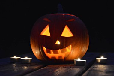 karanlıkta parlayan ürkütücü küçük halloween kabak