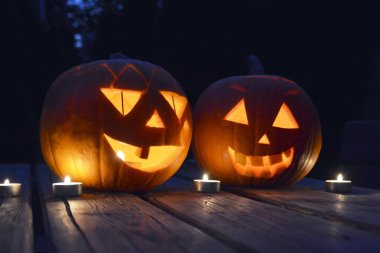 karanlıkta parlayan ürkütücü küçük cadılar bayramı kabakları