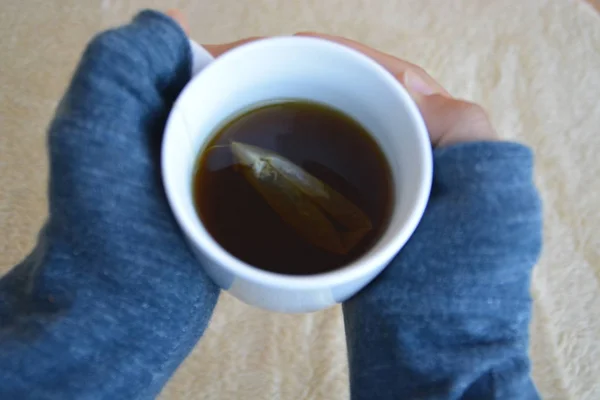 Крупным Планом Человек Пьет Чай — стоковое фото