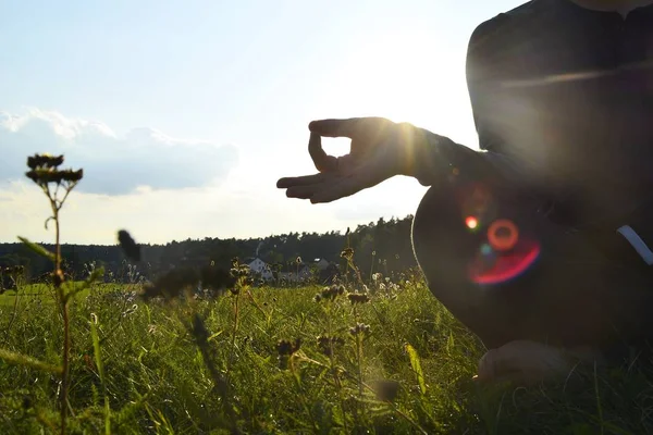 Meditando Atardecer Cerca — Foto de Stock