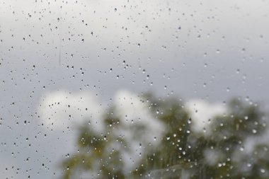 Penceredeki yağmur damlaları