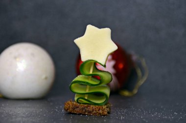 Salatalık, ekmek ve peynirden yapılmış Noel ağacı 