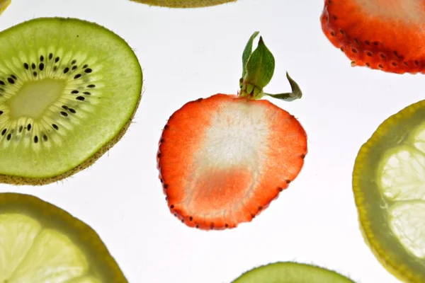 Diferentes Frutas Rodajas Como Naranja Fresas Kiwi Encuentran Sobre Fondo —  Fotos de Stock