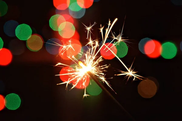 Segurando Sparkler Frente Uma Fada Luzes Coloridas — Fotografia de Stock