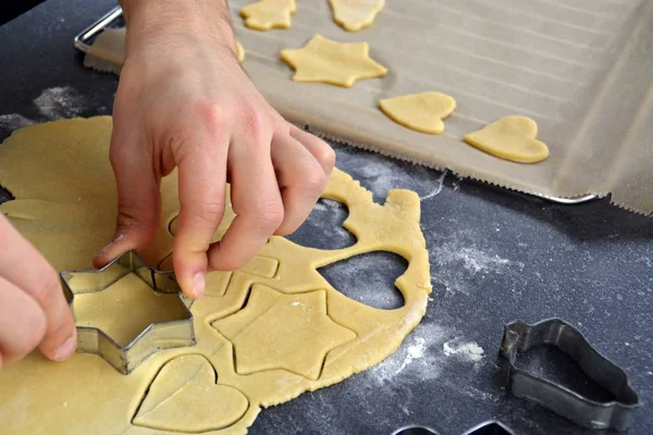 Mani Uomini Che Cuociono Biscotti Pan Zenzero Natale Tavolo — Foto Stock