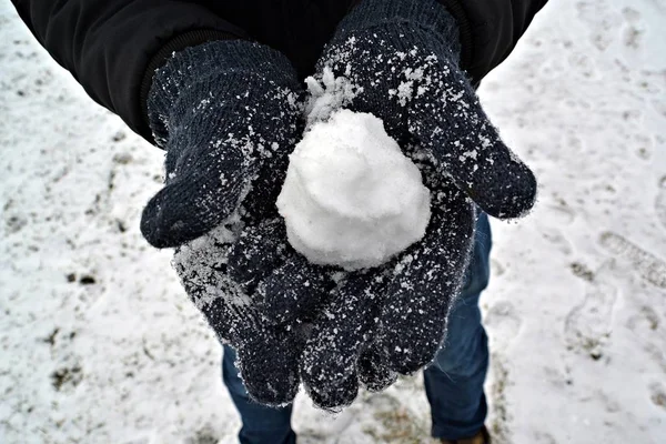 Yakın Kışın Eldiven Ile Bir Kar Topu Formu — Stok fotoğraf