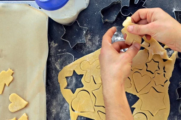 Mani Uomini Che Cuociono Biscotti Pan Zenzero Natale Tavolo — Foto Stock