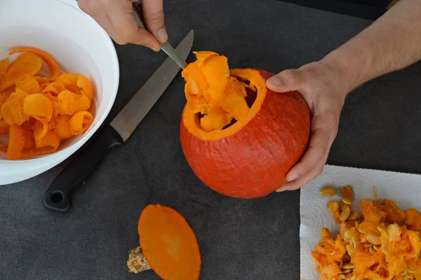 Carving Out Pumpkin Halloween — Stock Photo, Image