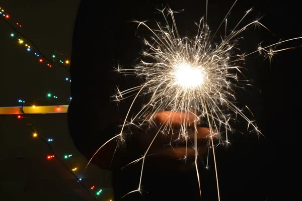 Chispeador Noche Frente Las Luces Colores Víspera Año Nuevo Chispeante —  Fotos de Stock