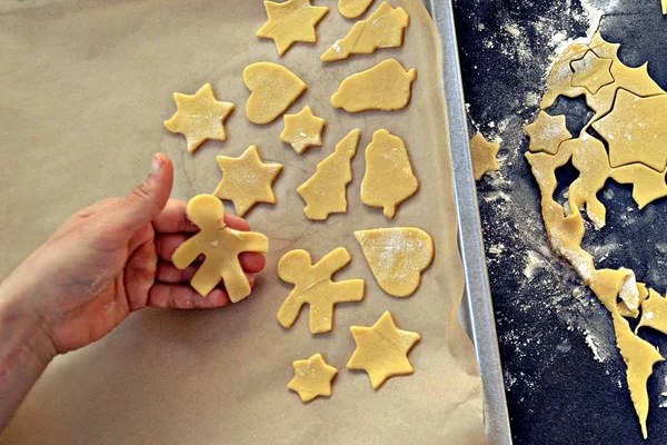 Mani Uomo Che Cuociono Biscotti Pan Zenzero Natale Tavolo — Foto Stock