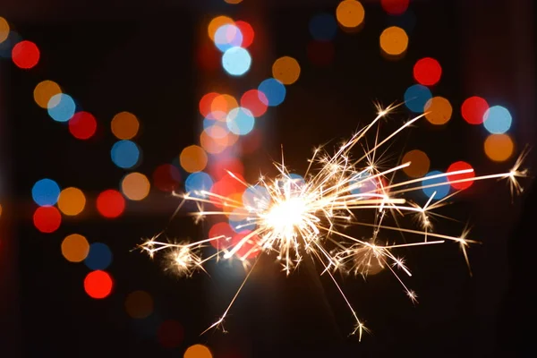 Segurando Sparkler Frente Uma Fada Luzes Coloridas — Fotografia de Stock