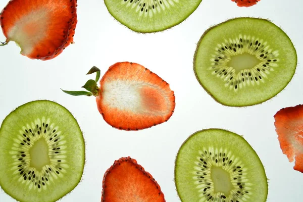 Kiwi Tranché Une Fraise Tranchée Reposent Sur Fond Blanc Brillant — Photo