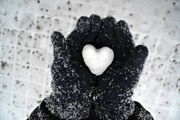 Coeur Neige Dans Les Mains Fermer — Photo