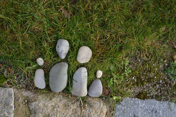 Steine Auf Der Wiese Als Symbol Der Scheidung — Stockfoto