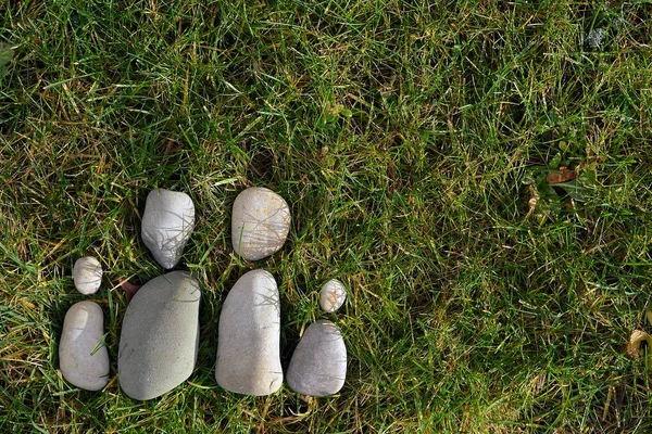 Steine Auf Der Wiese Als Symbol Der Scheidung — Stockfoto