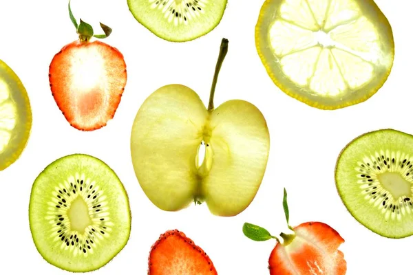 Verschillende Gesneden Vruchten Zoals Sinaasappel Aardbeien Kiwi Ligt Een Heldere — Stockfoto