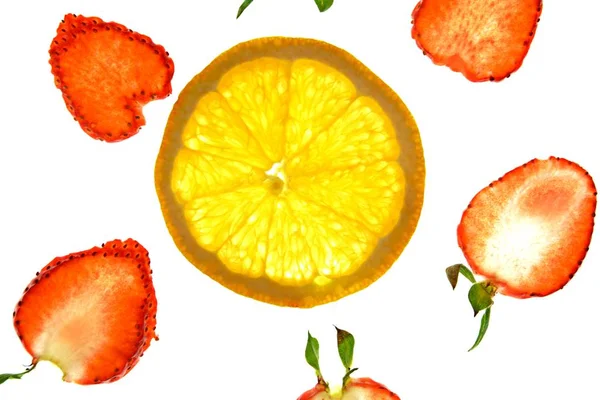 Erdbeeren Und Orange Scheiben Geschnitten — Stockfoto