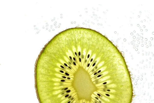 Een Gesneden Kiwi Ligt Een Lichte Achtergrond Door Dunne Kiwi — Stockfoto
