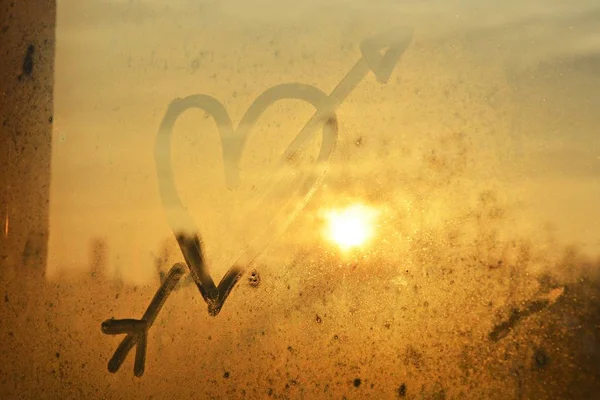 Coeur Sur Une Fenêtre Brumeuse Coucher Soleil — Photo