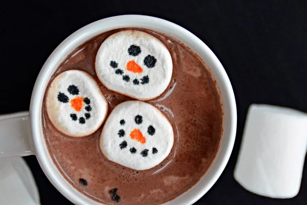 Tasse Voll Kakao Mit Schneemannmarshmallows Darin — Stockfoto