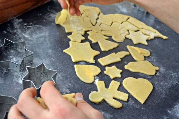 Männerhände Backen Weihnachtliche Lebkuchen Auf Einem Tisch — Stockfoto