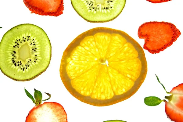 Différents Fruits Tranchés Comme Orange Les Fraises Kiwi Reposent Sur — Photo