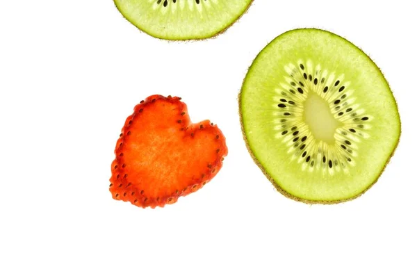 Frutas Fatiadas Diferentes Como Laranja Morangos Kiwi Estão Fundo Branco — Fotografia de Stock