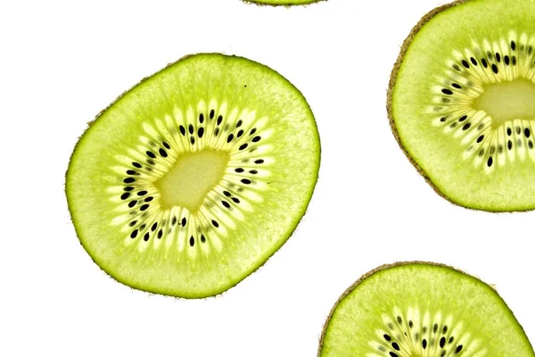 Skivad Kiwi Ligger Ljus Bakgrund Genom Tunna Kiwi Skivorna Belyses — Stockfoto