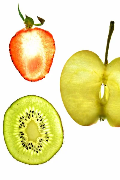 Różne Owoce Plasterki Jak Pomarańczowy Truskawki Kiwi Leży Jasnym Białym — Zdjęcie stockowe