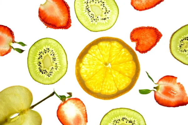 不同的切片水果 如橙子 草莓和奇异果躺在明亮的白色背景上 从上面用光照亮 概念与新鲜和健康水果不同颜色 — 图库照片