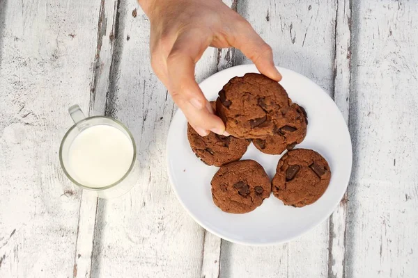 Comer Galletas Beber Leche Cerca Desde Arriba —  Fotos de Stock