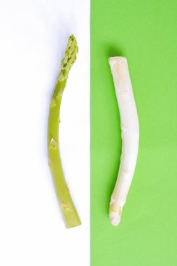 yeşil ve beyaz arka planda lezzetli kuşkonmaz ın yakın çekim görünümü