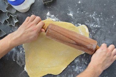 Gingerbread kurabiye için hamur dışarı rulo