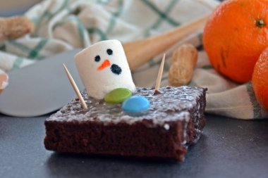 kardan adam marshmallow ile çikolatalı kek