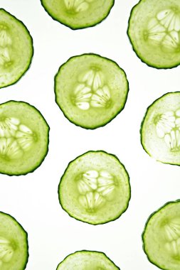 Bir görünüm dilimlenmiş salatalık parçaları  