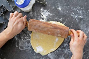 Gingerbread kurabiye için hamur dışarı rulo