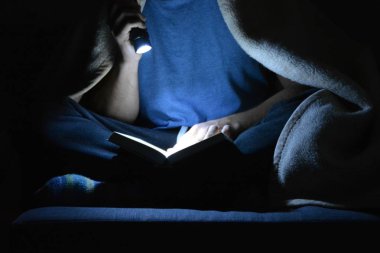 adam karanlıkta okuyor