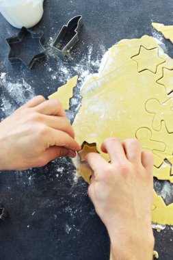 Adamın elleri bir masada Noel Gingerbread çerezleri pişirme