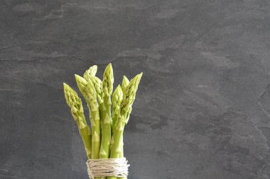 olgun pişmemiş kuşkonmaz yakın 