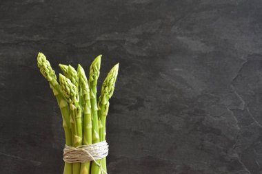 olgun pişmemiş kuşkonmaz yakın 