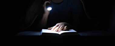 adam karanlıkta okuyor 