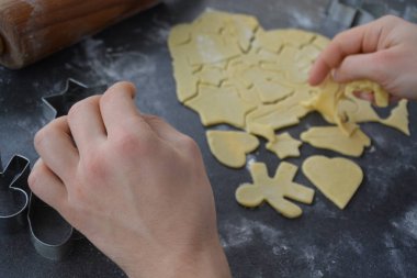 Erkek elleri bir masada Noel Gingerbread çerezleri pişirme