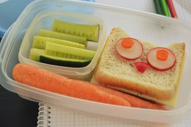 Sebze ve baykuş tost dolu bir mola ekmek kutusu