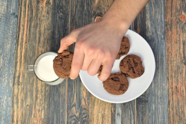 çerezleri yemek ve süt içmek-yukarıdan yakın
