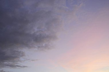 Kalın beyaz bulutlarla mavi bir gökyüzü 