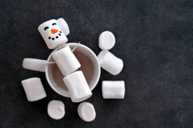içinde kardan adam marshmallow ile kakao dolu fincan 