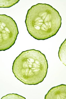 Bir görünüm dilimlenmiş salatalık parçaları  