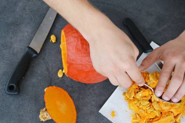 cadılar bayramı için bir kabak oyma 